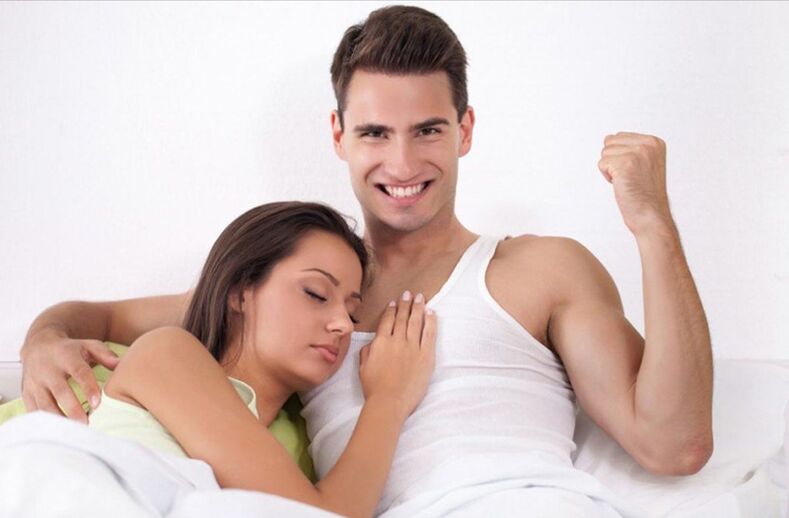 Pria yang kuat di tempat tidur dengan seorang gadis